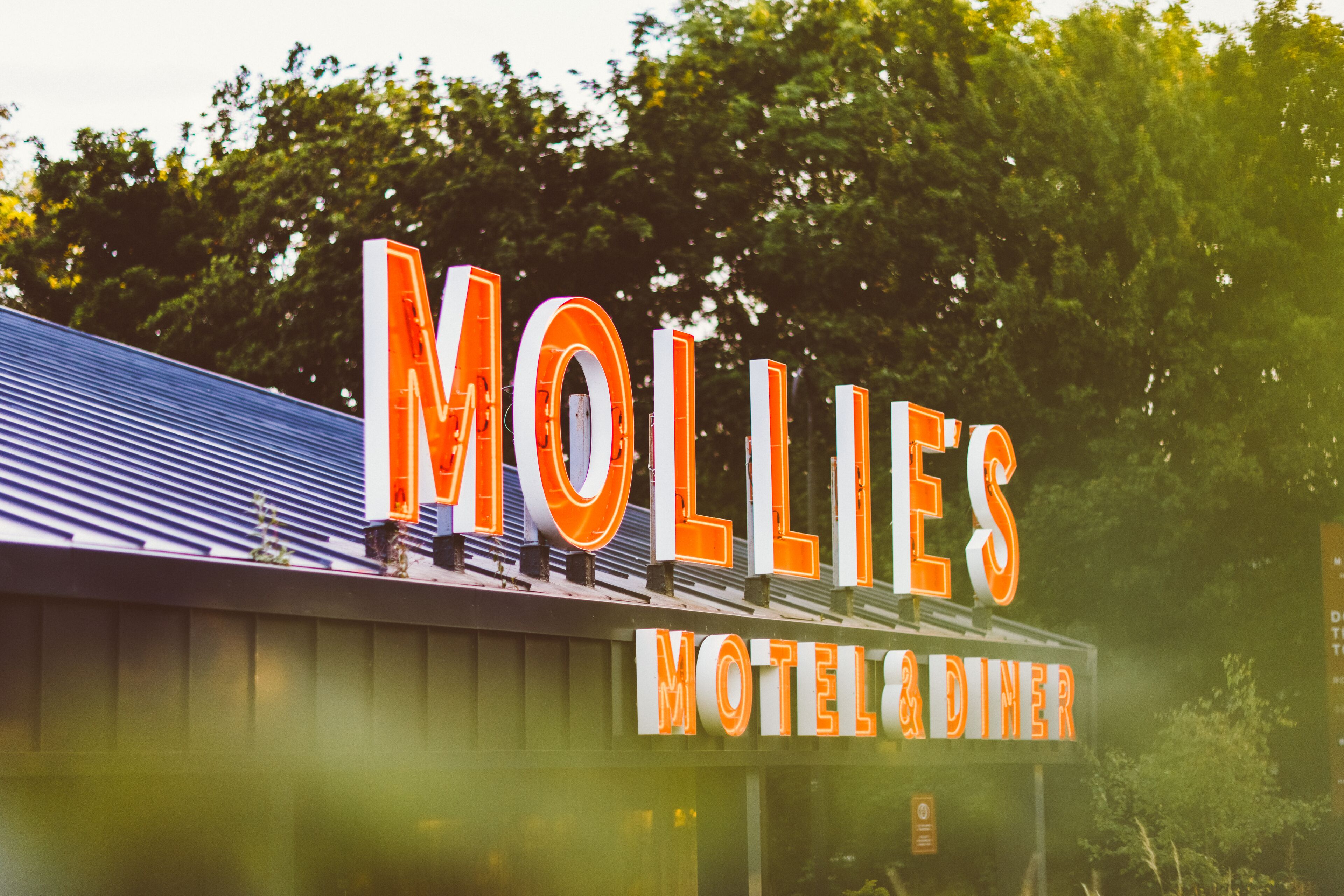 Mollies Motel & Diner
